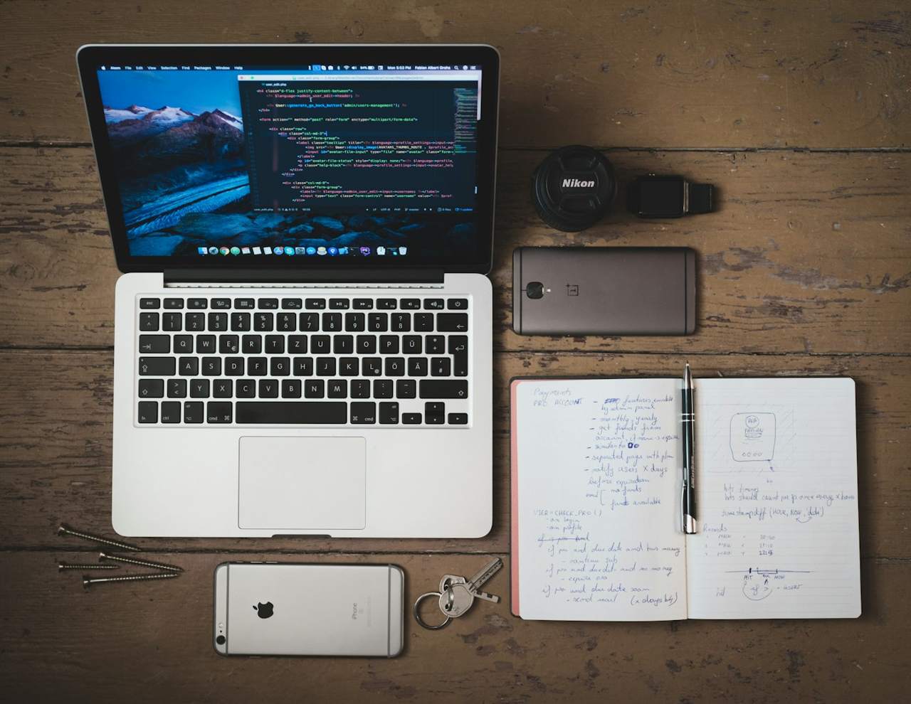 Documenti di lavoro su una scrivania